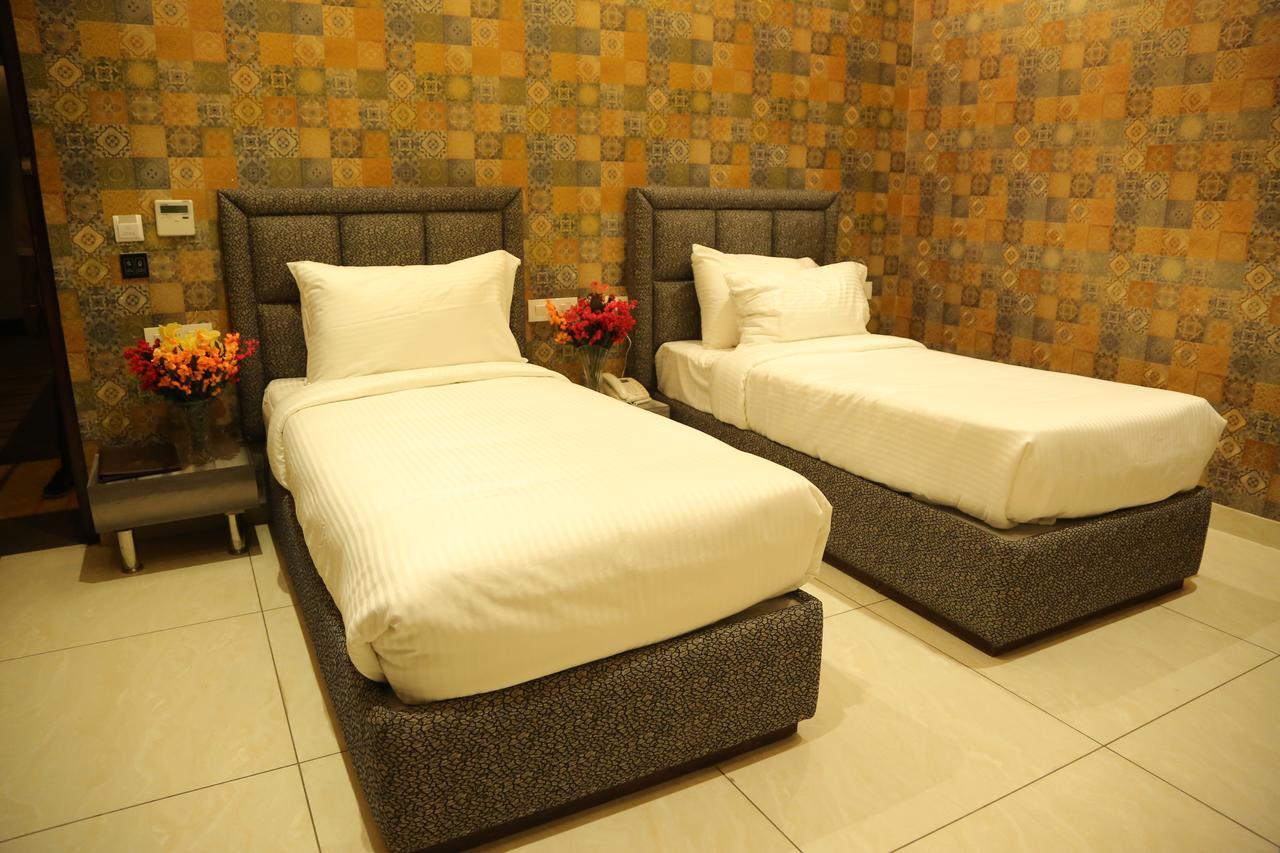 Hotel Riyasat Ludhiana Bagian luar foto