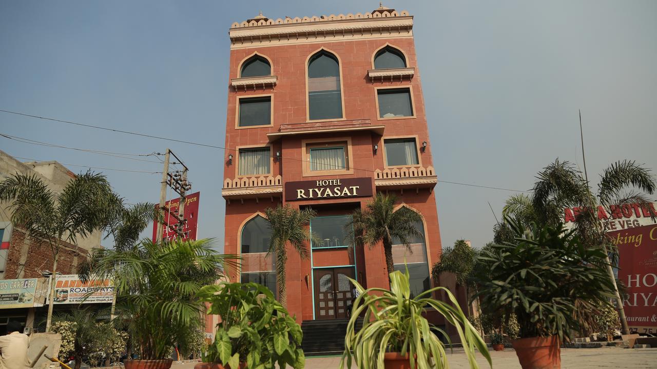 Hotel Riyasat Ludhiana Bagian luar foto